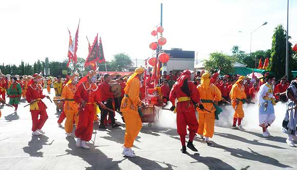 งานประเพณีทิ้งกระจาด จังหวัด สุพรรณบุรี ประจำปี 2559