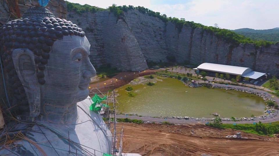 หลวงพ่ออู่ทอง สุพรรณบุรี พระพุทธรูปสลักจากศิลา ศรัทธาบนหน้าผาเหมืองร้าง