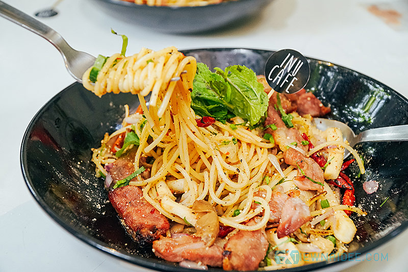 หมูย่างผสมน้ำจิ้มแจ่ว : Inu Cafe'หัวหิน